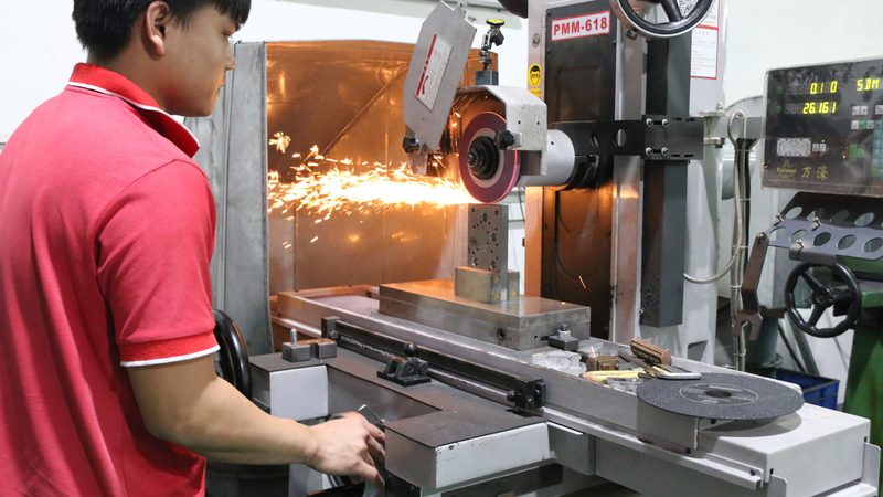 橡胶模具厂家直销，价格几何？揭秘橡胶模具的选型与成本**